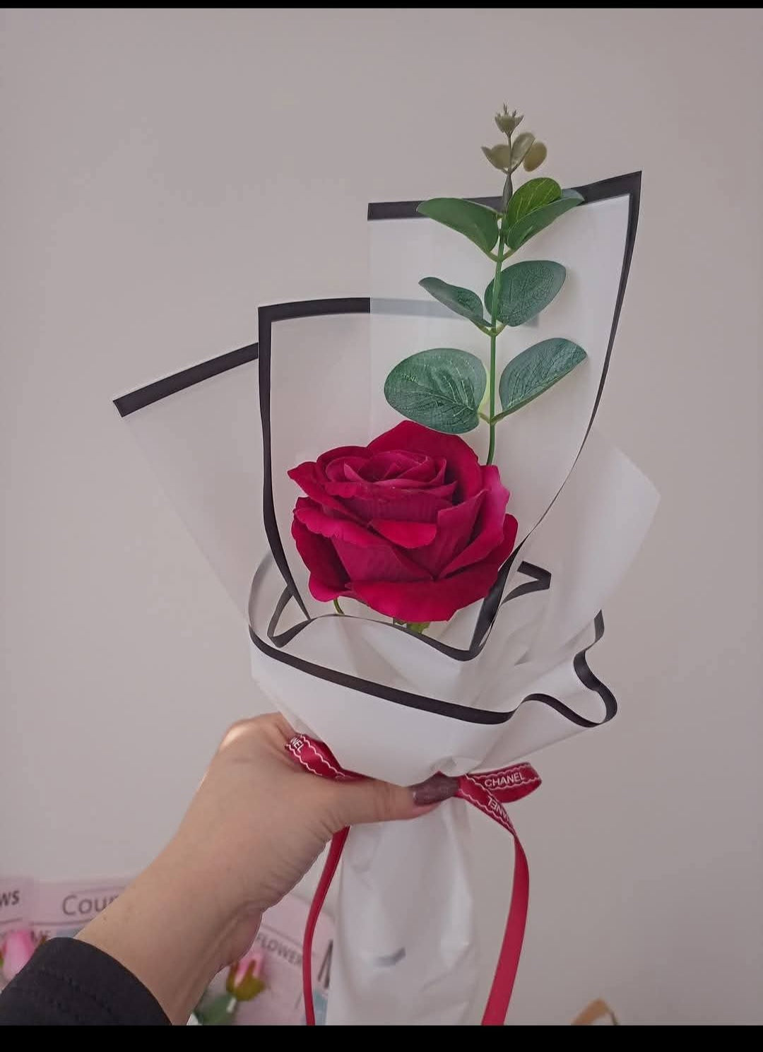 A single-flower bouquet in Korean style.