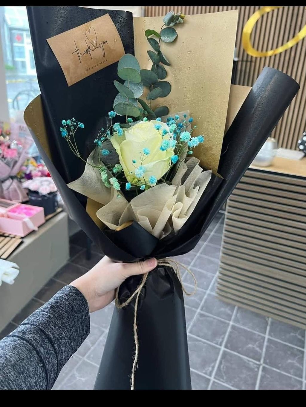 A single-flower bouquet in Korean style.