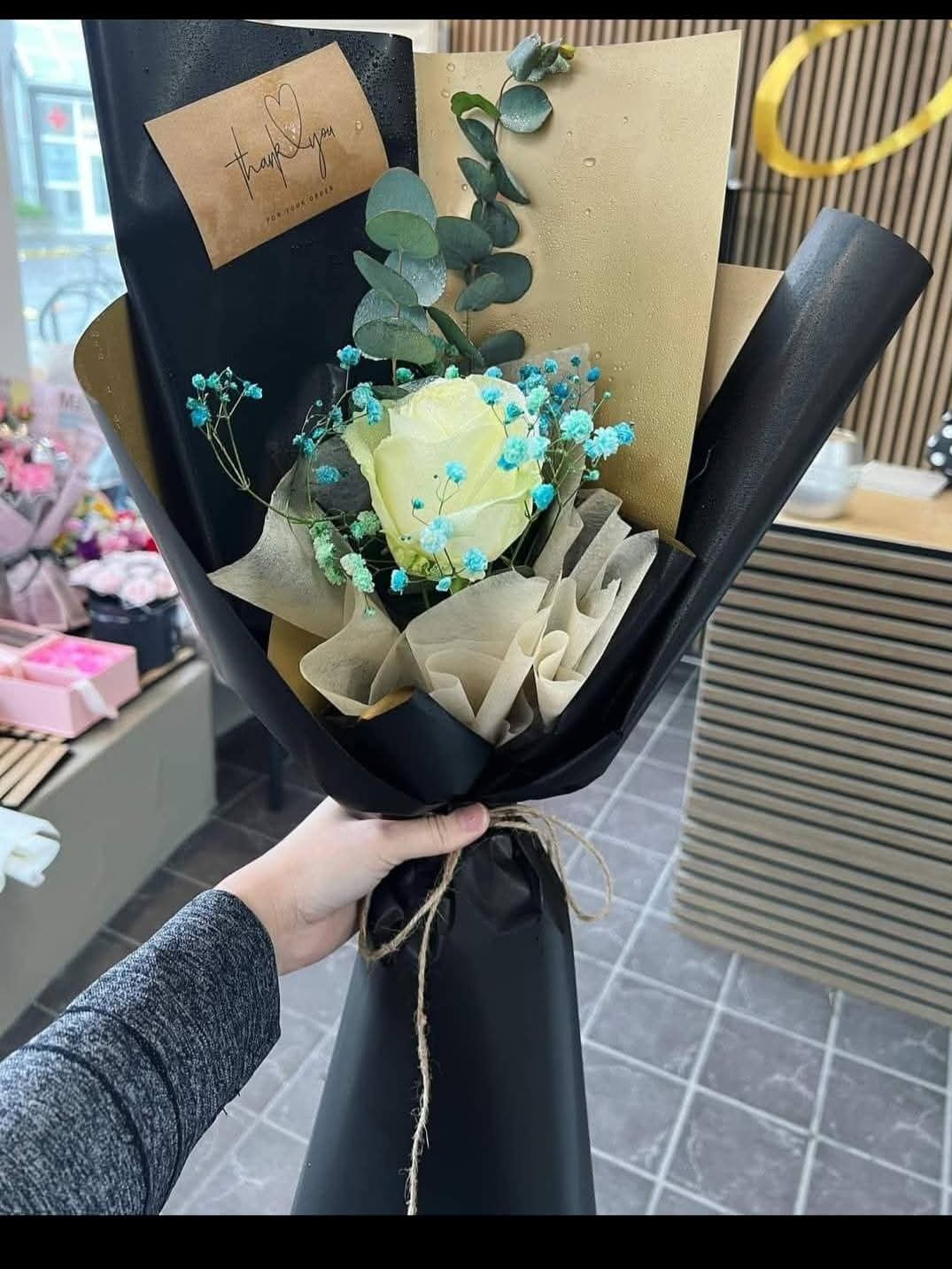 A single-flower bouquet in Korean style.