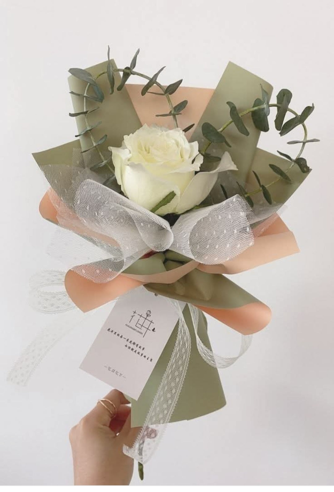 A single-flower bouquet in Korean style.